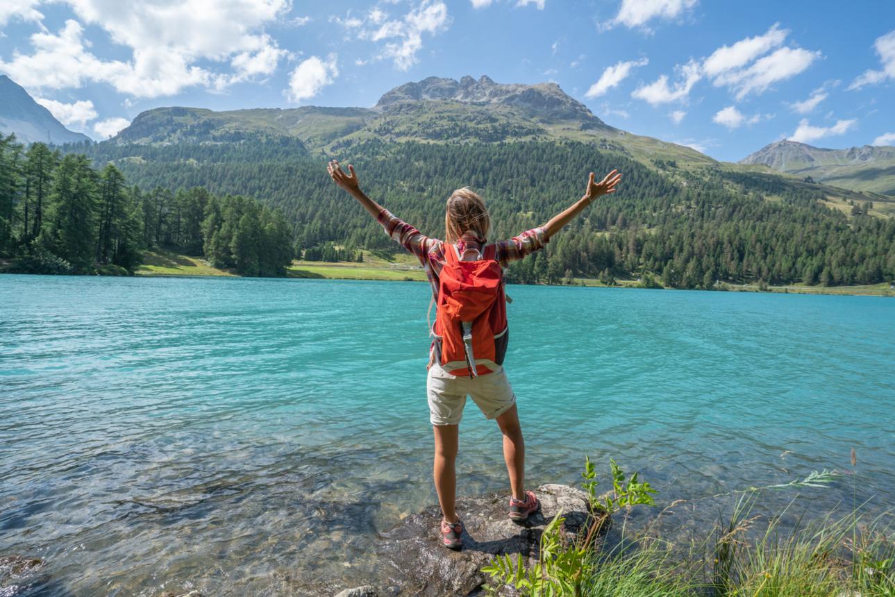 femme seule en randonnée dans la nature-voyage solo